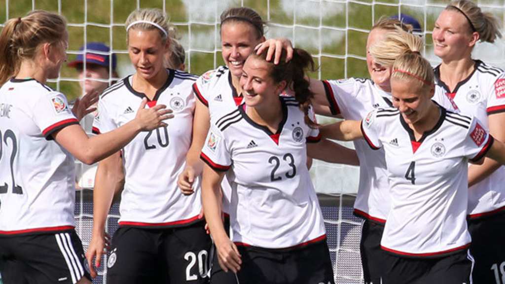 dfb-team-jubelfoto-daebritz-maier-wm2015