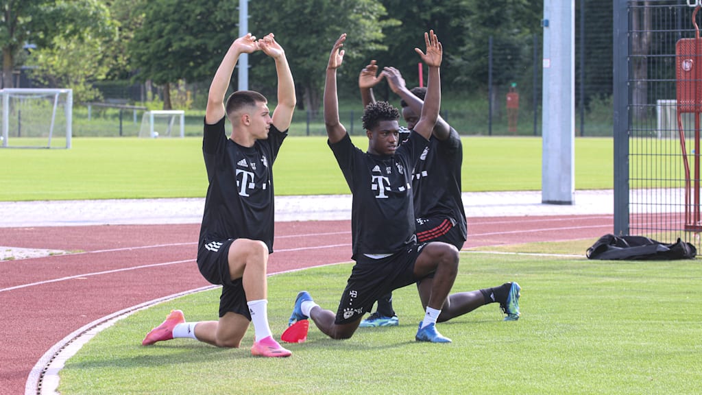 TrainingsauftaktU19Dehnen