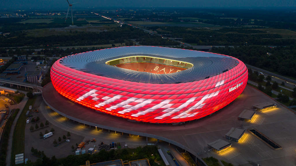 Zur Vertragsunterschrift von Sadio Mané beim FC Bayern erstrahlte die Allianz Arena in einer Sonderbeleuchtung.