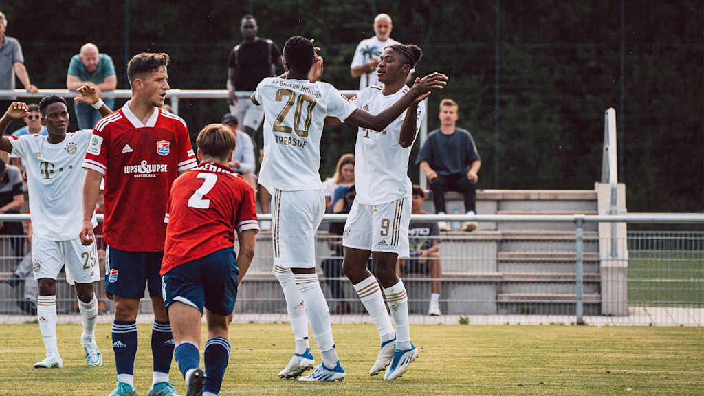 Treasure Odunze und Tarik Scott vom FC Bayern World Squad im Spiel gegen Unterhaching