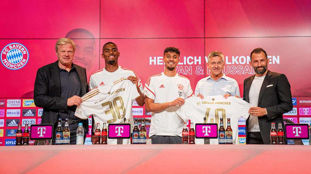 Presentación de ryan gravenberch y noussair mazraoui
