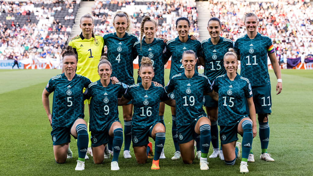 FC Bayern Spielerinnen Klara Buehl und Giulia Gwinn mit der deutschen Nationalmannschaft