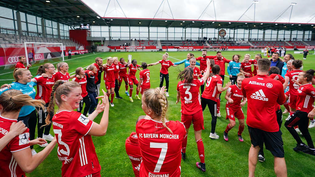 Jubel der FCB-Frauen am FC Bayern Campus.