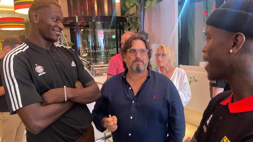 Profis im Austausch: Isaac Bonga und Coach Andrea Trinchieri nutzen den Abend auch zum Austausch mit Dennis Schröder.