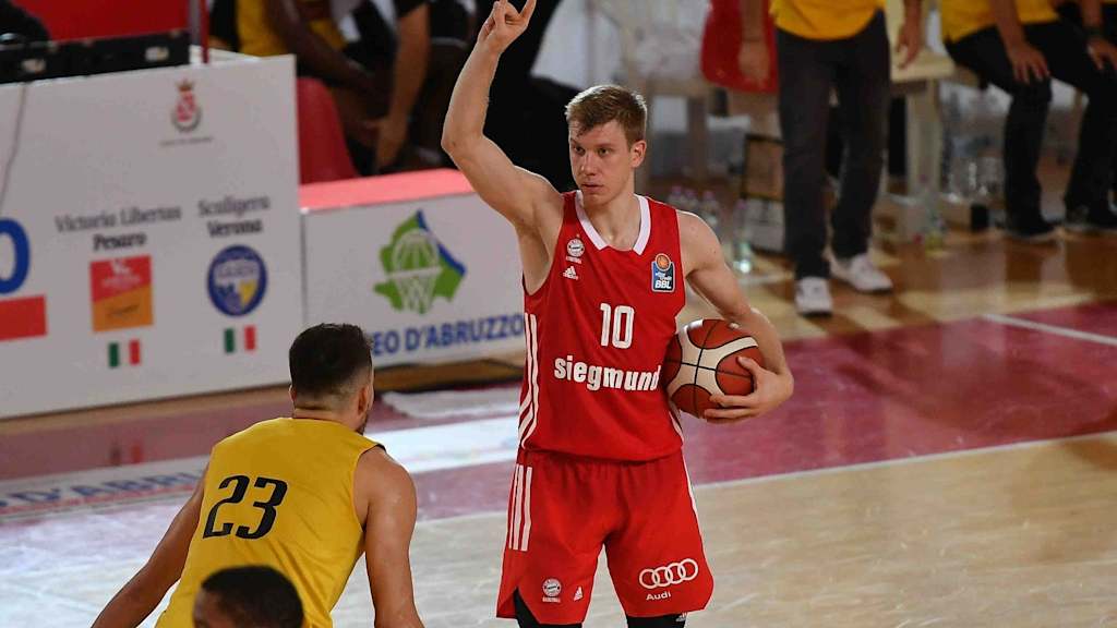 Ognjen Jaramaz together with Cassius Winston (both 20 points) were among the FCBB top scorers in the final of the "Trofeo d'Abruzzo". (c) De Antonis