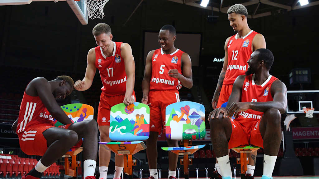 Alle vier zu ersteigerten Stühle sind vom kompletten FCBB-Team unterschrieben.