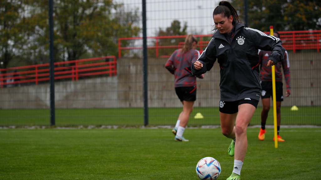 FC Bayern Frauen Training Sarah Zadrazil