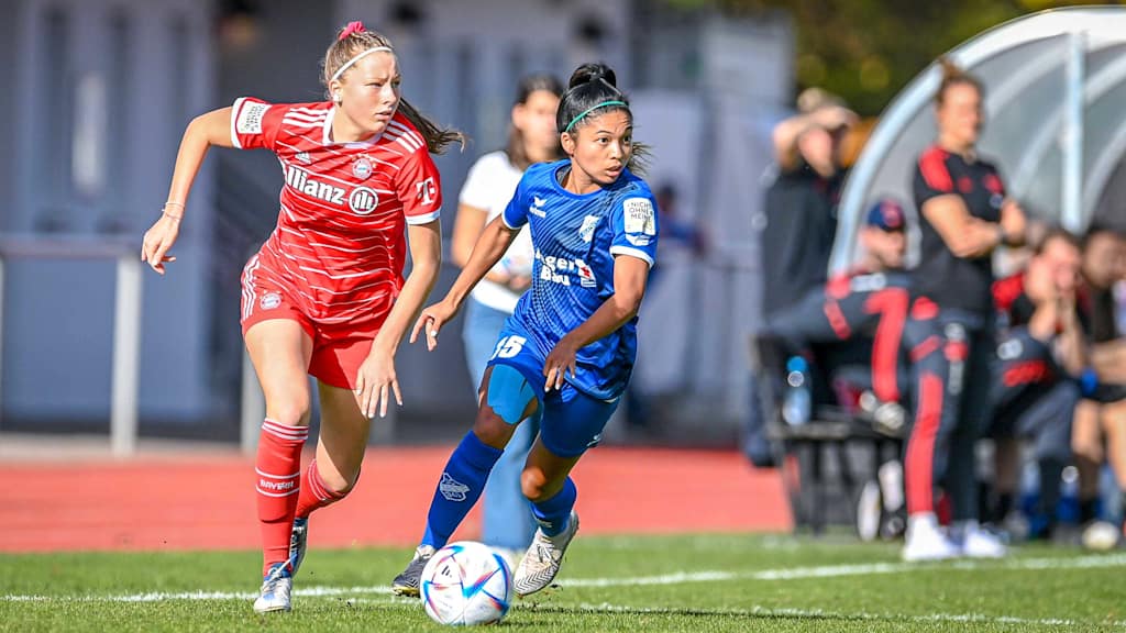 Die FC Bayern Frauen zwei im Spiel gegen den SC Sand.