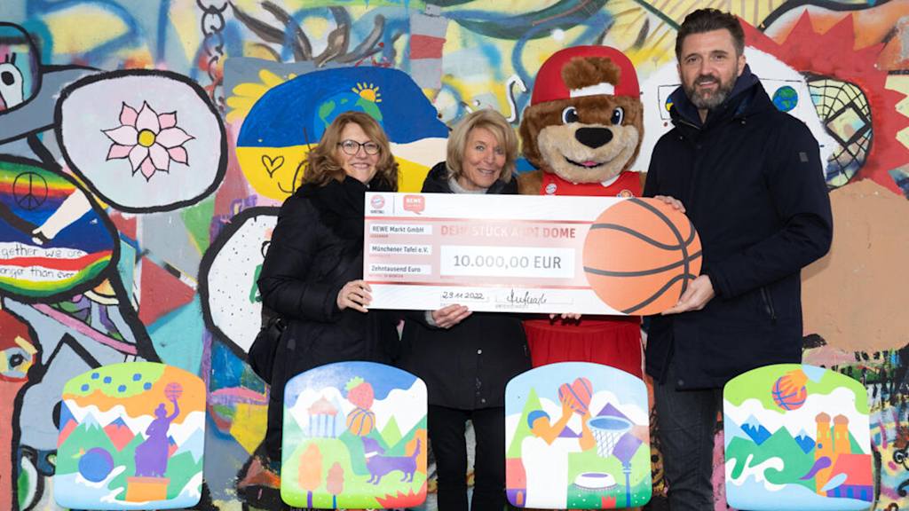 10.000 Euro für den Münchner Tafel .V., vertreten durch Hannelore Kiethe (2.v.l.), übergaben Kerstin Hufnagl, Ben und Marko Pesic.