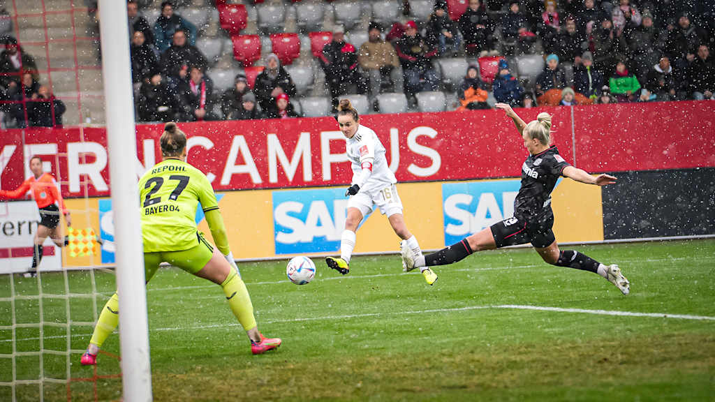 FC Bayern Women, Lina Magull, shot on goal