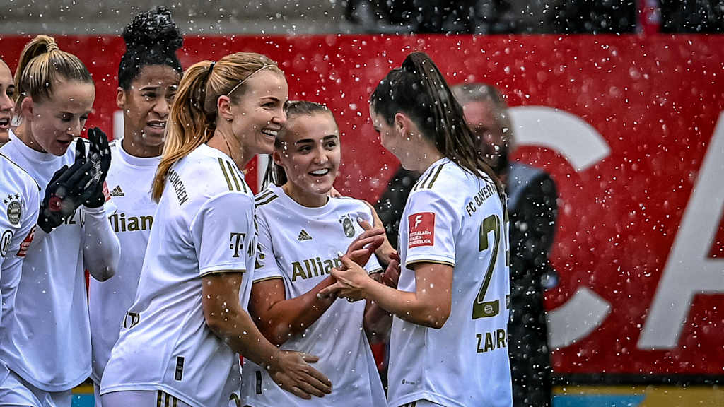 FC Bayern Women, Georgia Stanway, Glódís Perla Viggósdóttir, Sarah Zadrazil, celebration