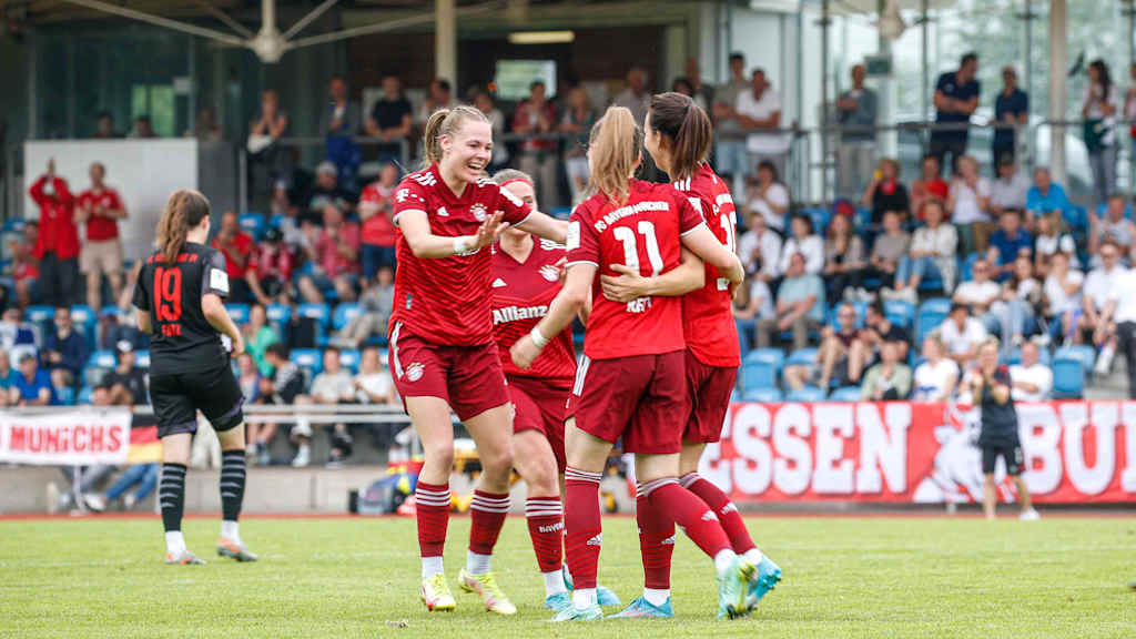 Die FC Bayern Frauen II im Spiel gegen Ingolstadt.
