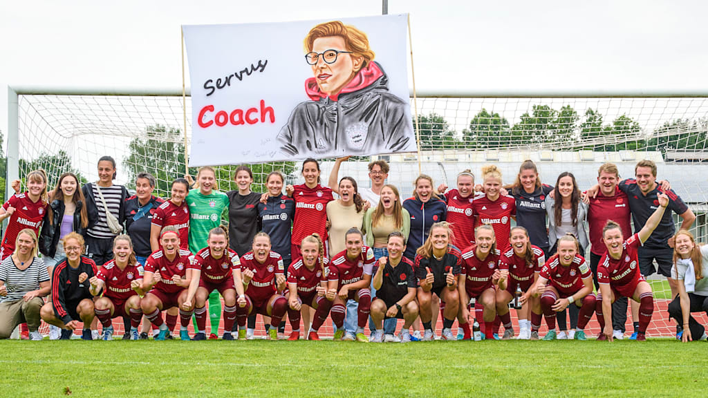 Die Verabschiedung der Trainerin der FC Bayern Frauen II Nathalie Bischof.
