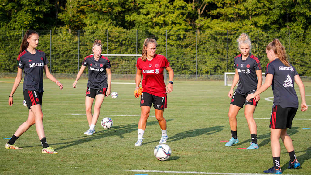 Clara Schöne und die FC Bayern Frauen II beim Training.