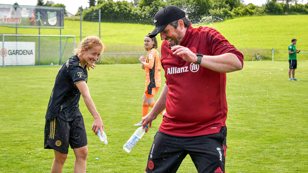 Die Verabschiedung des Trainers der U17 Harald Sättler.