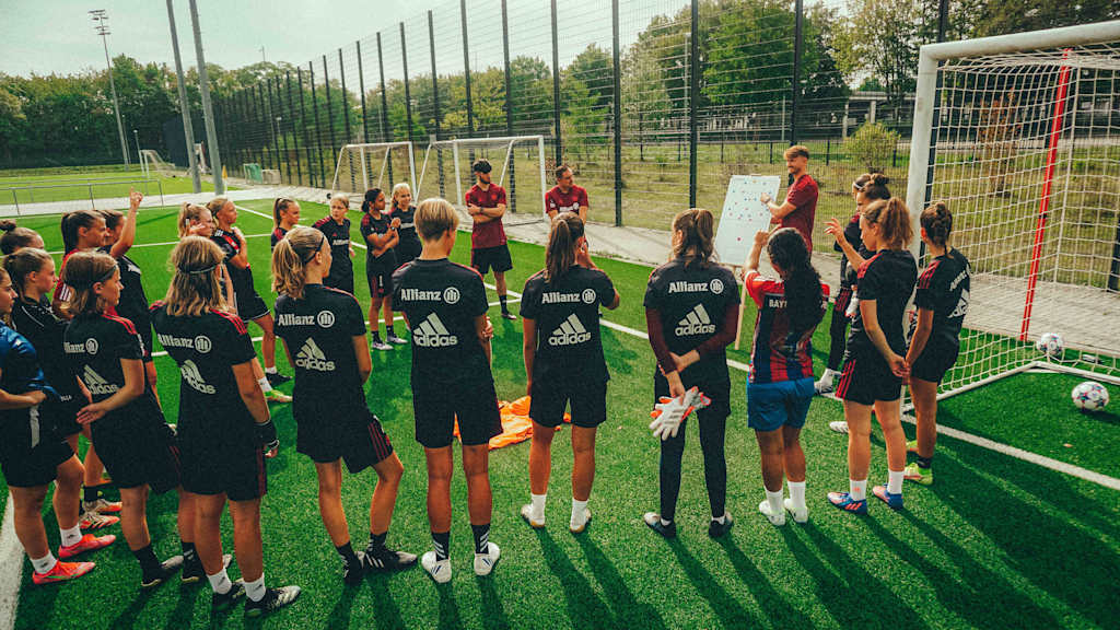 Michael Schubert und die FC Bayern Frauen II beim Training.
