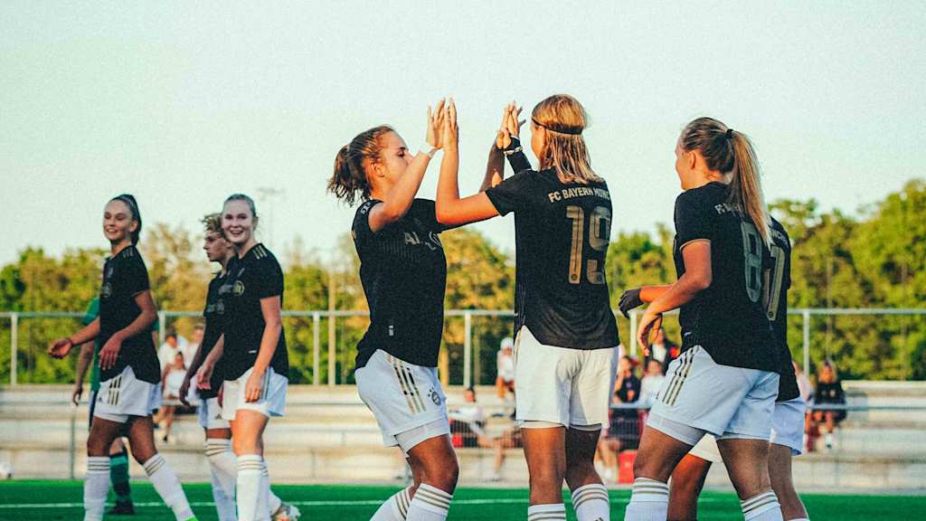 Die U17 der FC Bayern Frauen im Spiel gegen Anhausen.