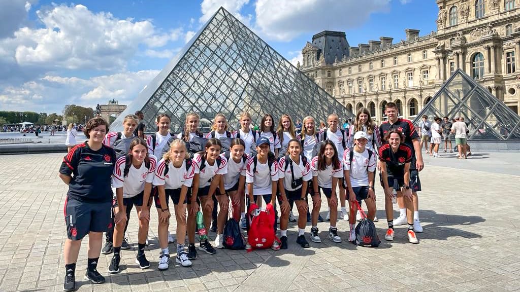 Die U16 der FC Bayern Frauen in Paris.