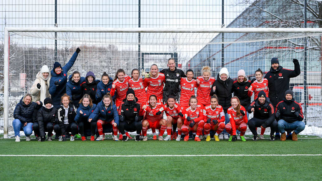 Die FC Bayern Frauen II bejubeln ihren Sieg gegen den FC Carl Zeiss Jena.