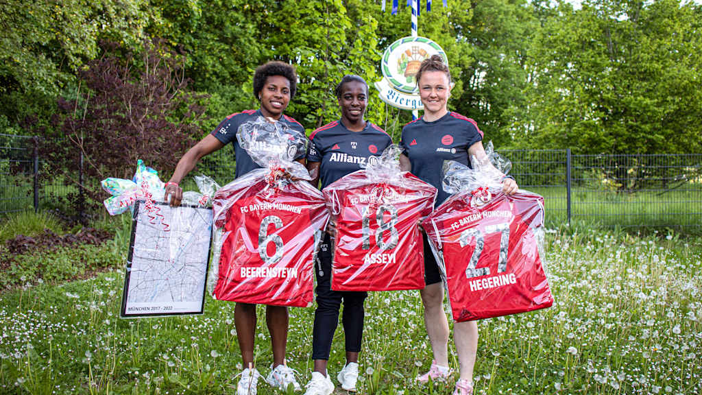 Lineth Beerensteyn, Viviane Asseyi und Marina Hegering von den FC Bayern Frauen.