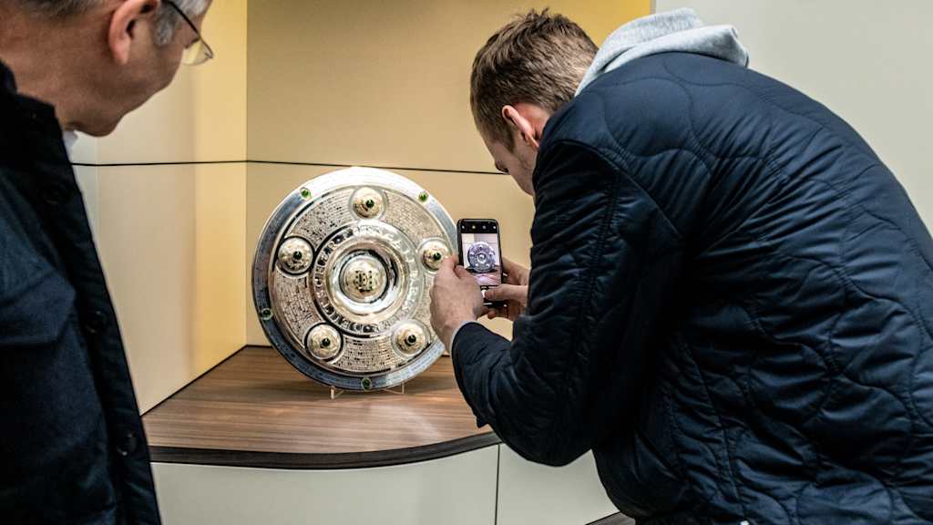 Klubchef Herbert Hainer empfing Neuzugang Niels Giffey an der Säbener Straße.