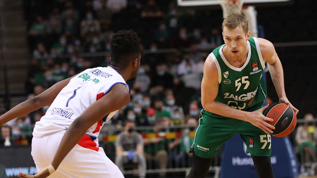 He wore the jersey of Zalgiris Kaunas for one season: Niels Giffey.