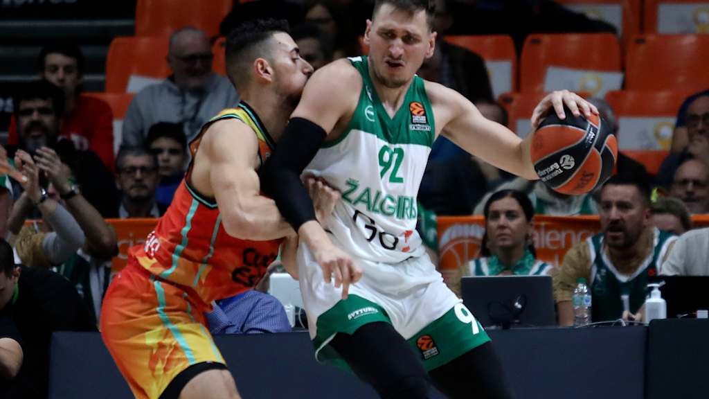 On course for the play-offs: Zalgiris Kaunas with leader Edgaras Ulanovas (right)