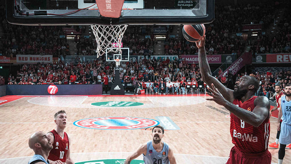 Spannungsgeladene Szenen auf dem Court und auf den Rängen den Audi Dome: Wir gleichen zum 2:2 gegen den FC Barcelona aus!