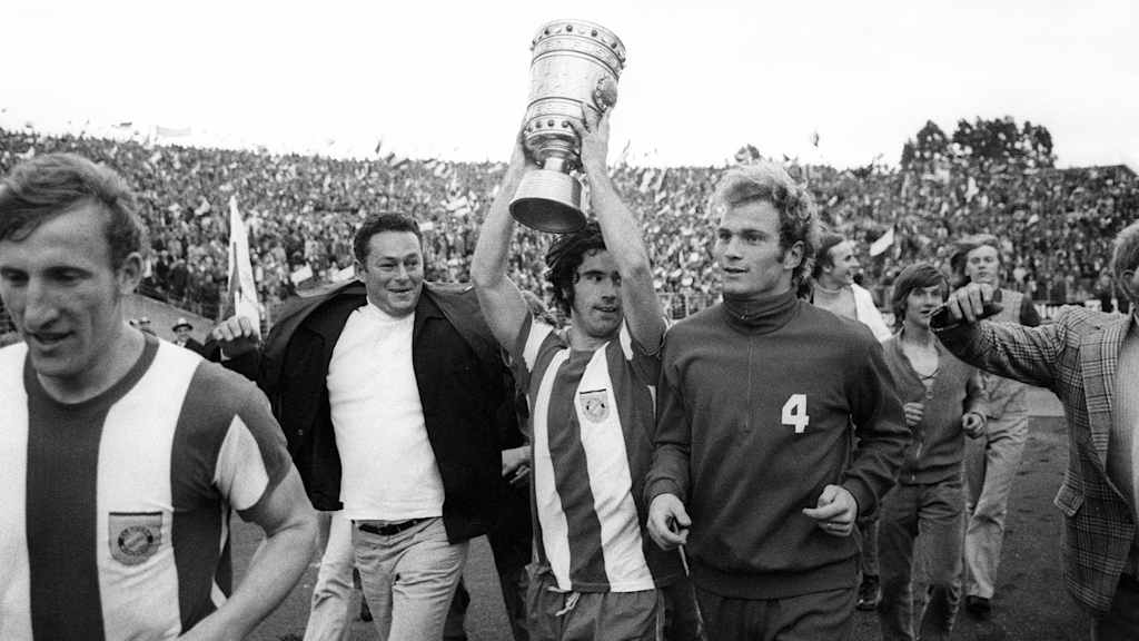 Uli Hoeneß feiert den Gewinn des DFB-Pokals 1971 mit dem FC Bayern