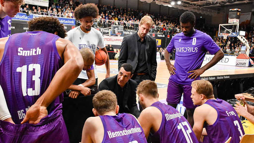 Die BG Göttingen um Coach Roel Moors ist tabellarisch auf Lauerstellung, als Viertplatzierter direkt hinter dem FCBB.