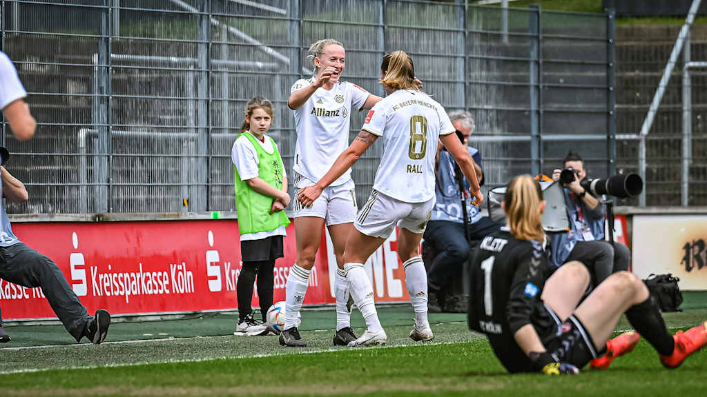 FC Bayern Frauen, Lea Schüller, Maximiliane Rall, Jubel