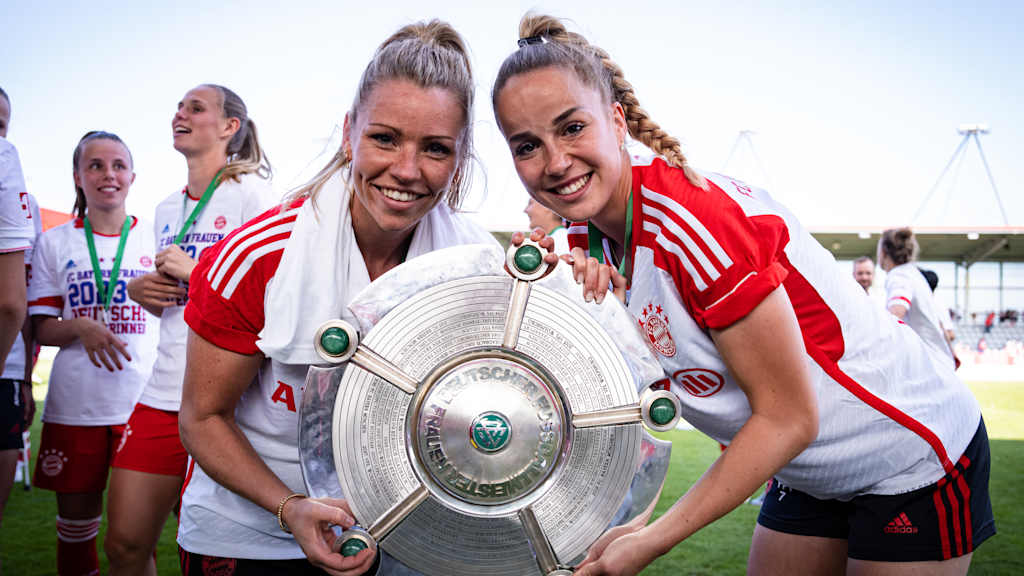Dallmann-Gwinn_Meisterschale_FCBayern-TurbinePotsdam-FrauenBL_230528_B3_5476