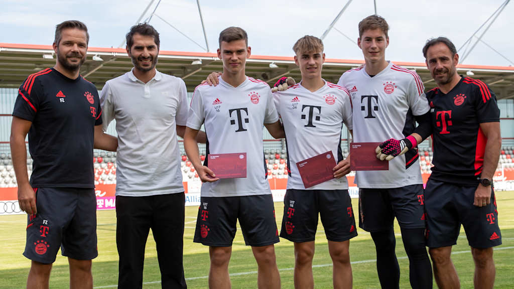 230629_Ehrung_U17_EM_fcb