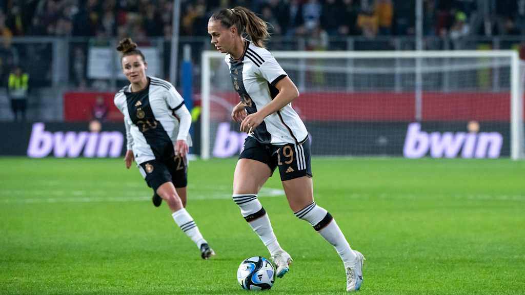 Klara Bühl und Lina Magull von den FC Bayern Frauen bei der WM