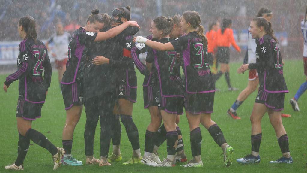FC Bayern Frauen II bejubeln ihren Sieg