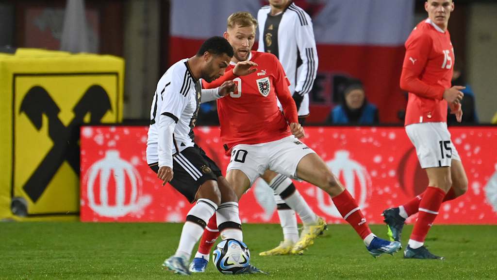 Serge Gnabry y Konrad Laimer en el partido internacional entre Alemania y Austria