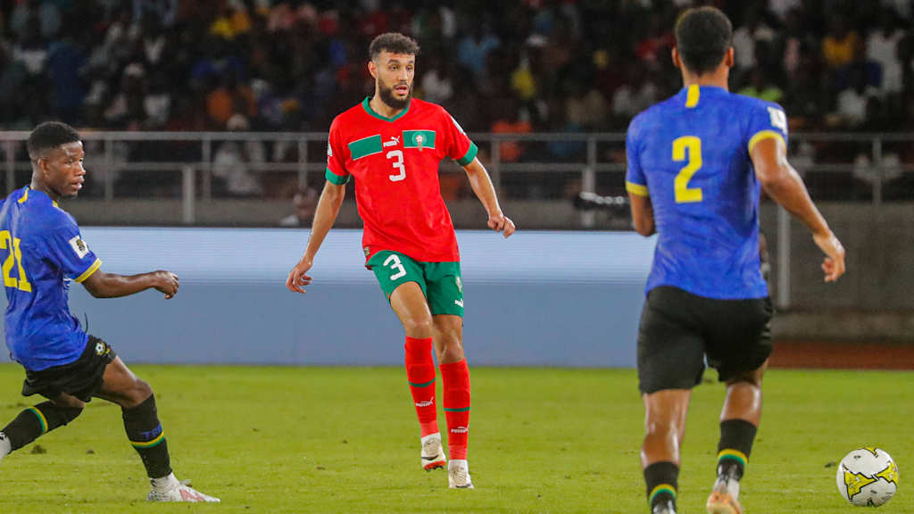 Noussair Mazraoui, con el balón para Marruecos en Tanzania.