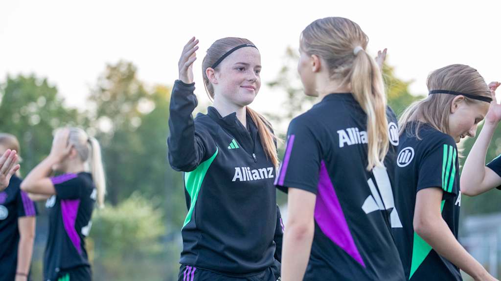Trainerin der FC Bayern Frauen U16 Ivon Karras im Training.