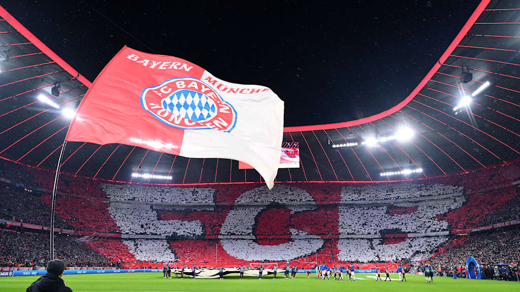 Tifo de los aficionados del Bayern en el Allianz Arena antes del partido en casa de la Champions League contra el París Saint-Germain.