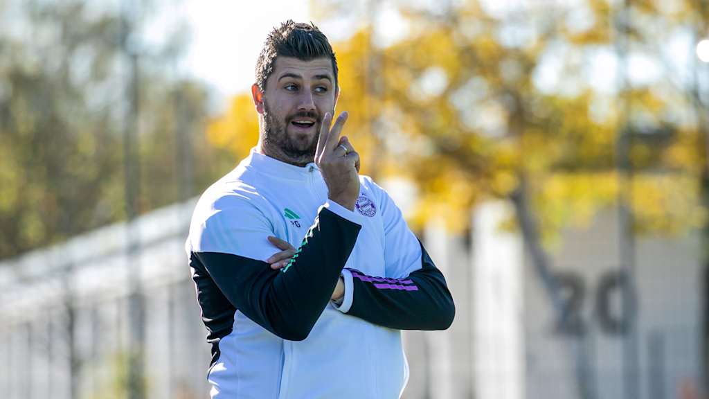 Peter Gaydarov ist seit der Saison 2023/24 Cheftrainer der FCB-U17.