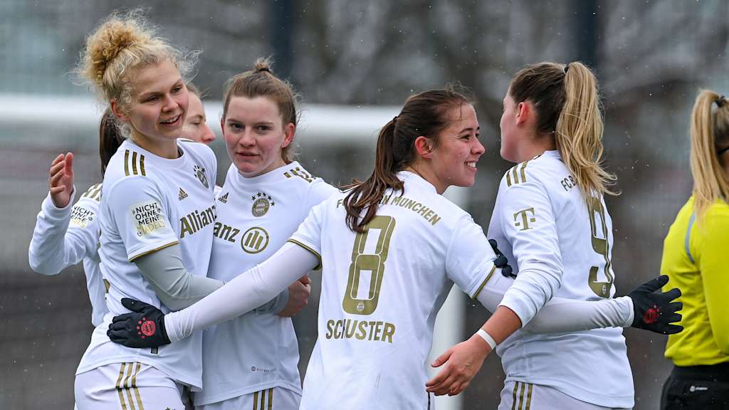 Die FC Bayern Frauen bejubeln den Treffer zum 2:0 gegen den 1. FC Köln.