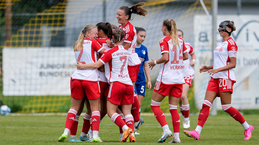 Die FC Bayern Frauen II feiern den Sieg über die Zweitvertretung der TSG 1899 Hoffenheim.