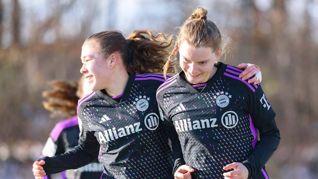 Lisa Karl und Sarah Ernst bejubeln den Führungstreffer für die FC Bayern Frauen II.