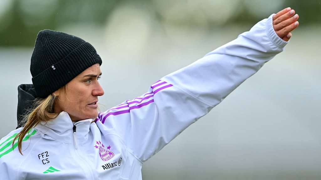 Cheftrainerin Clara Schöne im Spiel der FC Bayern Frauen II gegen Gütersloh.