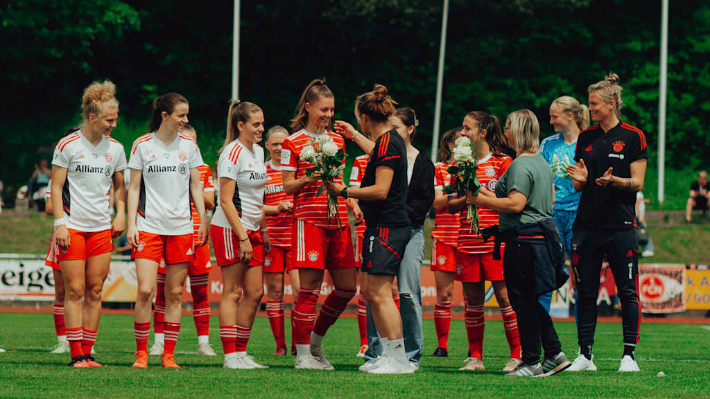 Die FC Bayern Frauen II nahmen am Ende der Saison Abschied von Assistenztrainerin Mona Budnik und sieben Akteurinnen.