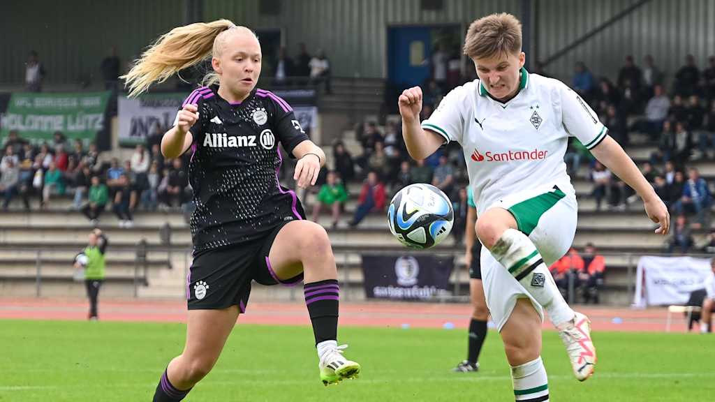 Die FC Bayern Frauen II im Spiel bei Borussia Mönchengladbach.