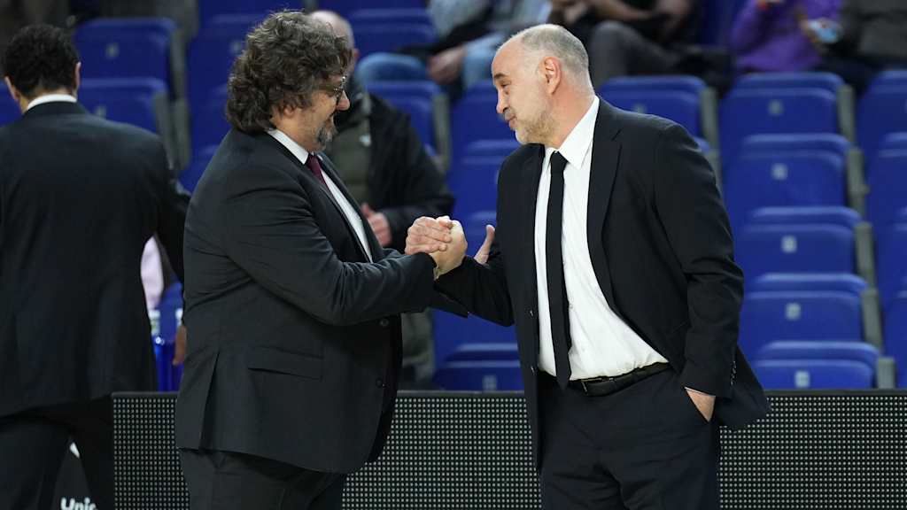 "En abril de 2022, Laso (a la derecha) aún era el entrenador principal del Real Madrid; en ese momento, el FCBB logró la victoria fuera de casa en la capital española."