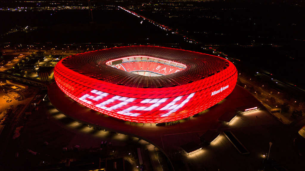 Die Allianz Arena München leuchtet zu Neujahr mit dem Schriftzug 2024 auf der Fassade.