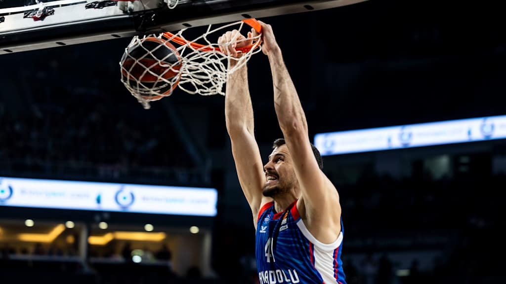Center Ante Zizic wechselte zum Jahresende von Istanbul nach Bologna.