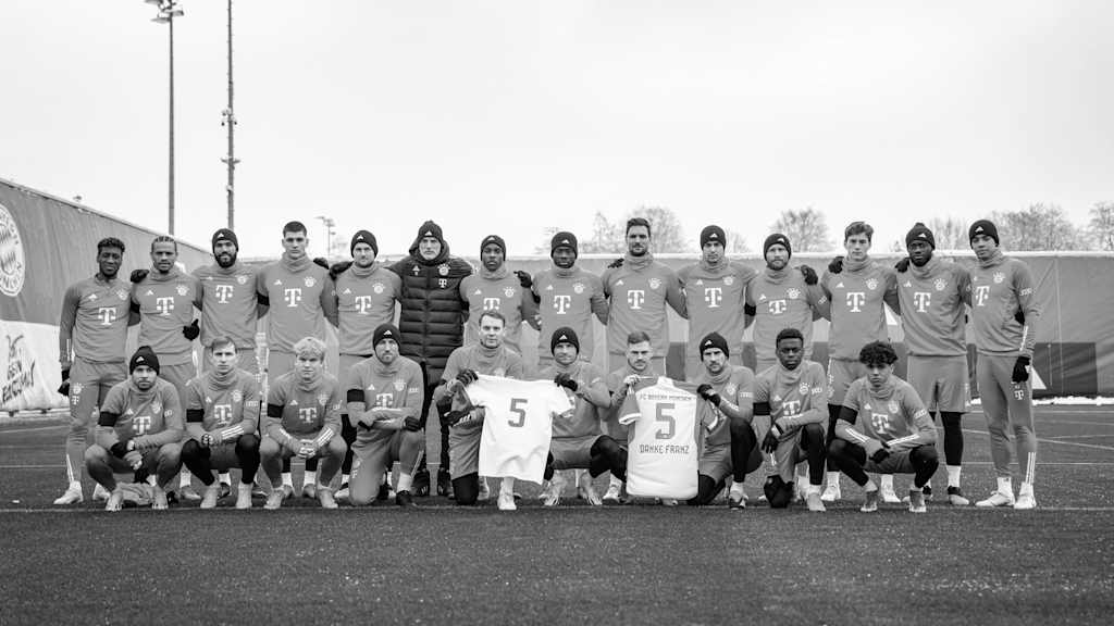 Spieler des FC Bayern gedenken im Training dem verstorbenen Franz Beckenbauer.